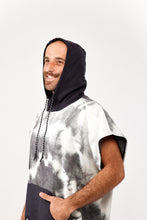 Load image into Gallery viewer, Nomadix Changing Poncho M/L - Assorted
